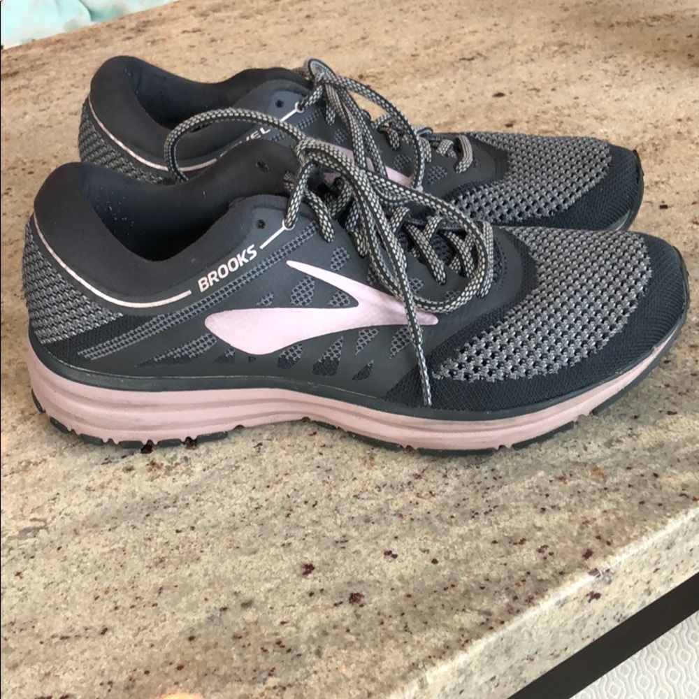 Brooks Revel sneaker-grey/ebony/rose gold-sz 9